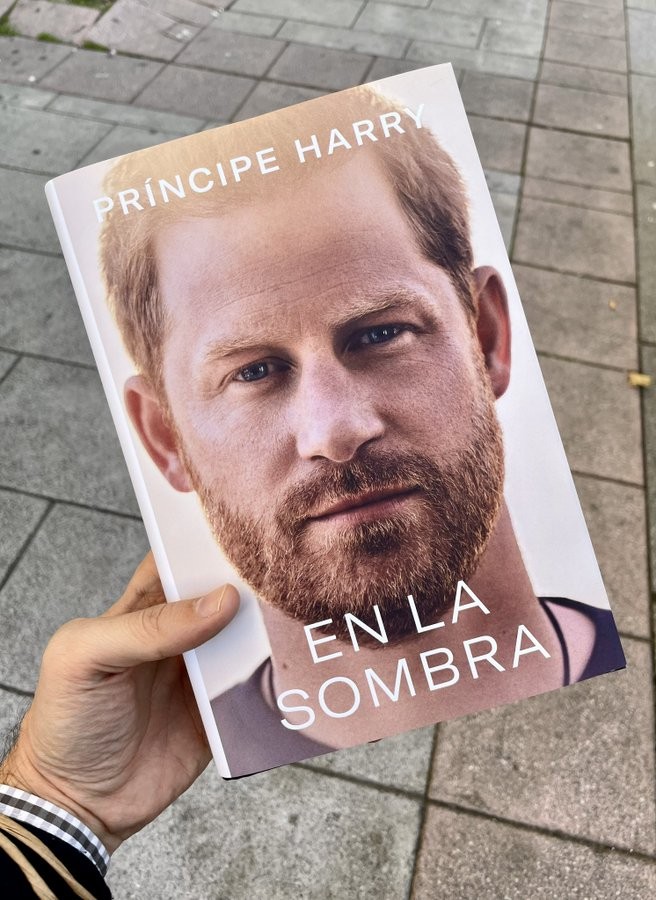 ¡El polémico libro del príncipe Harry ya está a la venta!