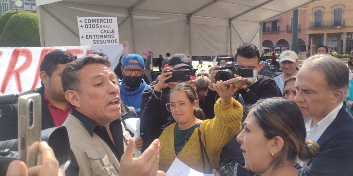 Se manifiestan comerciantes; acusan politización de Morena
