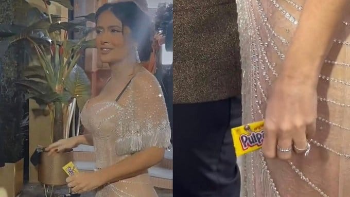 Llega Salma Hayek a Golden Globes ¡con Pulparindo y Mazapán en mano!