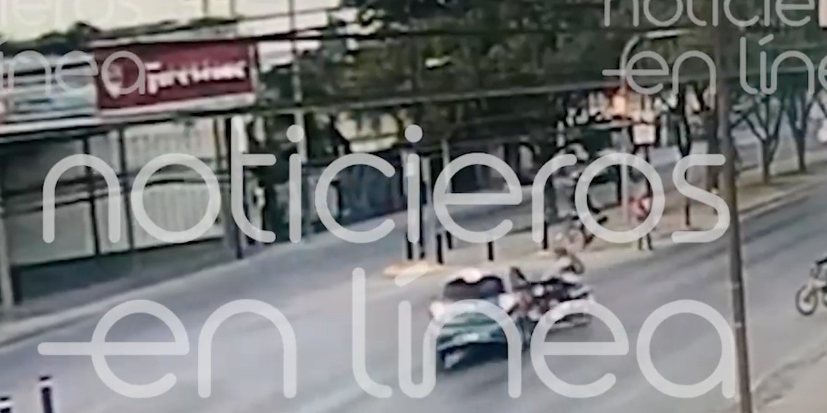 Conductor embiste a motociclista en Torres Landa