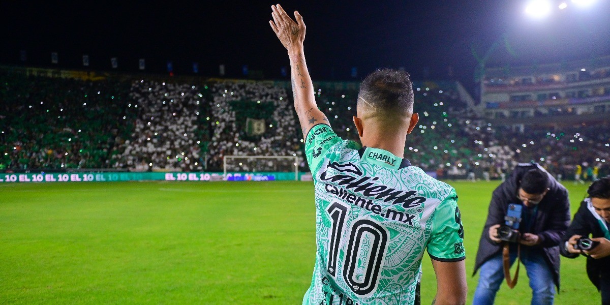 Club León homenajea a 'Chapo' Montes y afición se le rinde