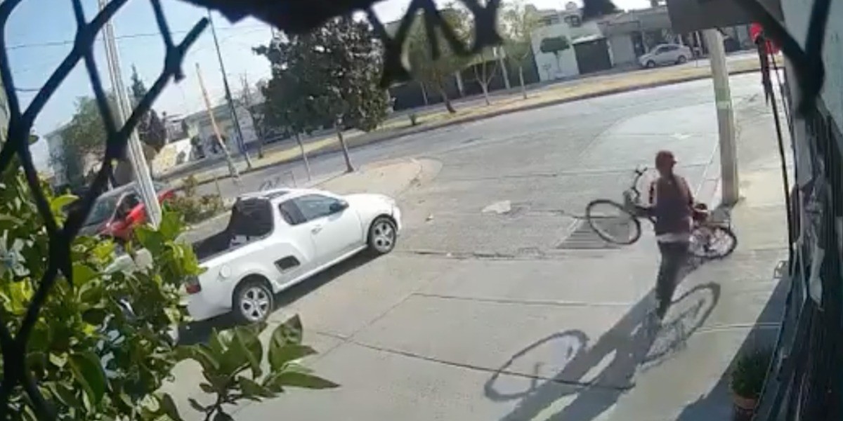 ¡Mujer persigue a ladrón y recupera su bici!