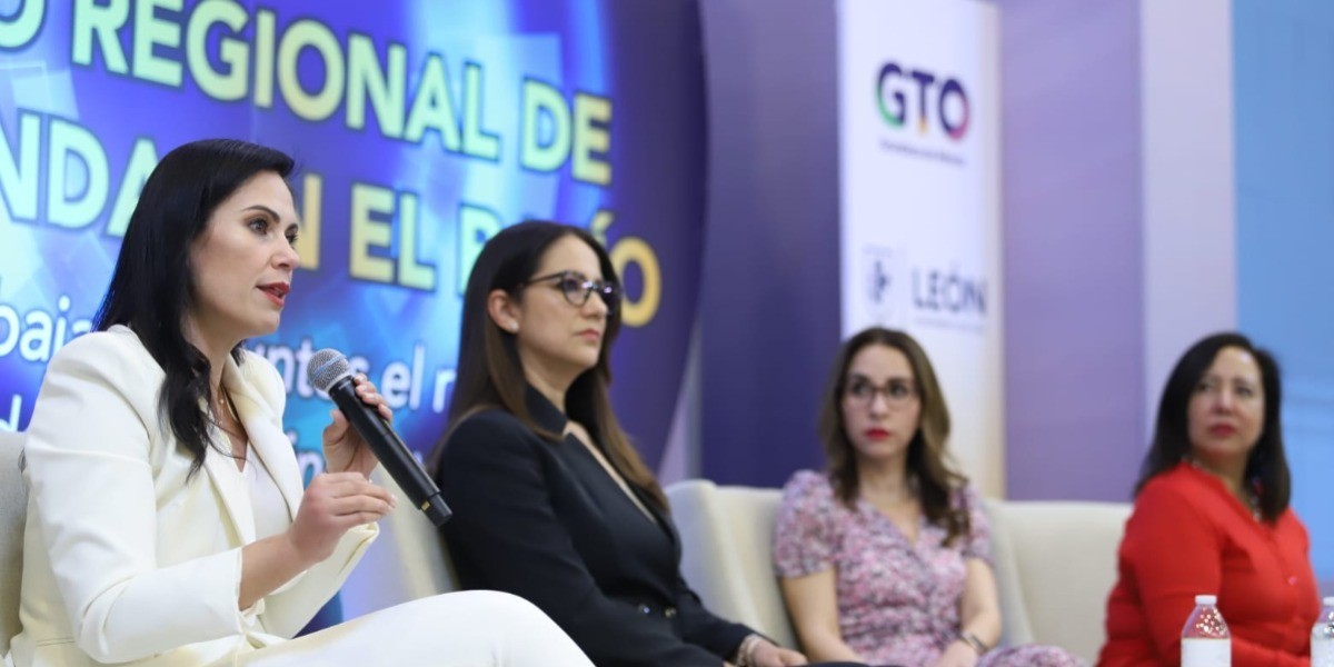 Comparten Ale y Libia micrófonos en Foro de Vivienda