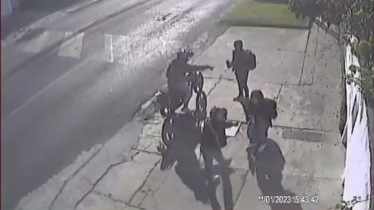 Arremete joven a golpes contra su asaltante
