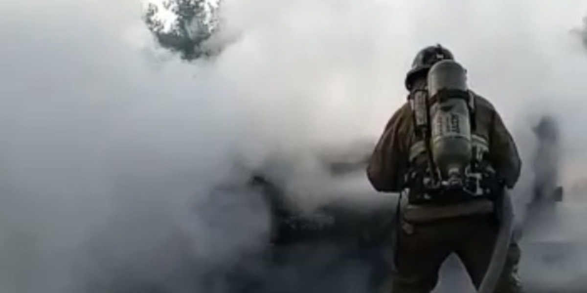 Arde auto por falla mecánica en la Silao-Irapuato