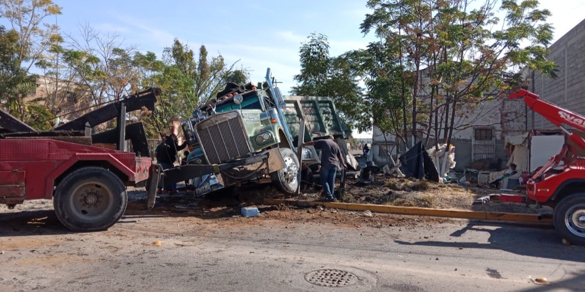 Tren se lleva a tolva que quiso ganarle el paso en Timoteo Lozano
