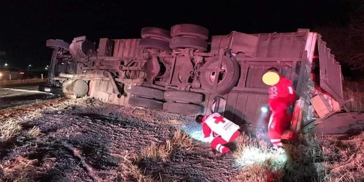 Al menos 5 peregrinos heridos dejó volcadura de camión en la Lagos de Moreno-San Juan