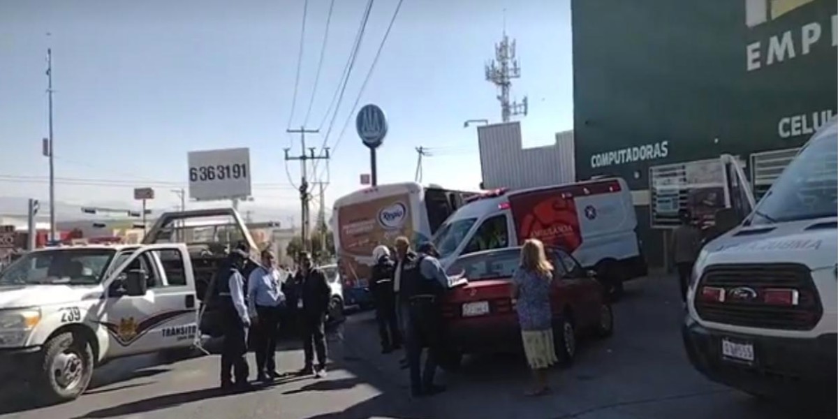 León: Conductor de camión urbano impacta finca al intentar cerrar el paso a un motociclista