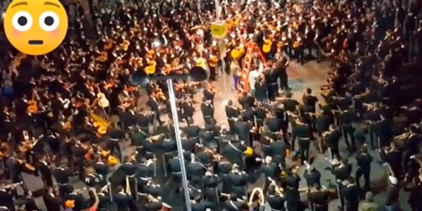 Contrata a todos los mariachis de Garibaldi para que le canten “Cielito lindo”