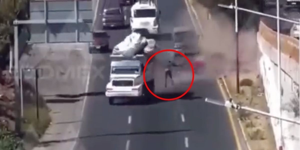 Choca camión de basura ¡y trabajadores salen 'volando'!