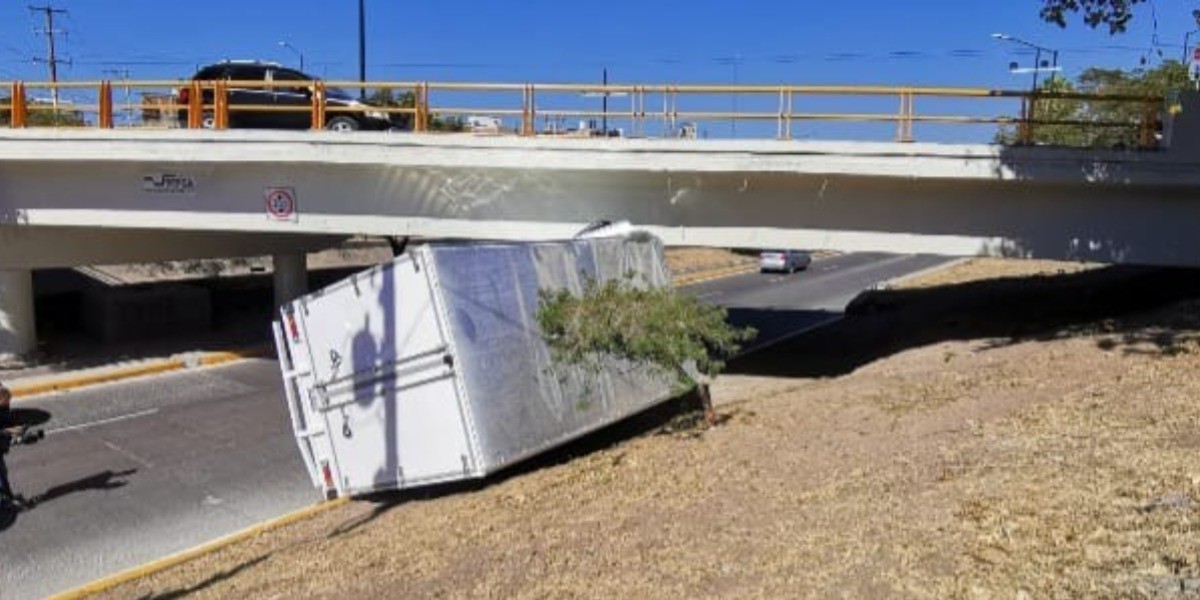 Choca camioneta contra puente del Malecón... ¡otra vez!
