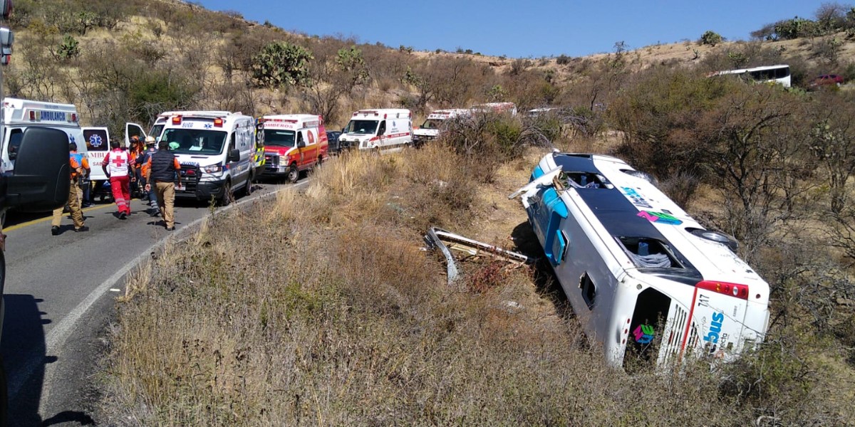 Vuelca camión Unebus en la Guanajuato-Dolores Hidalgo; hay un muerto