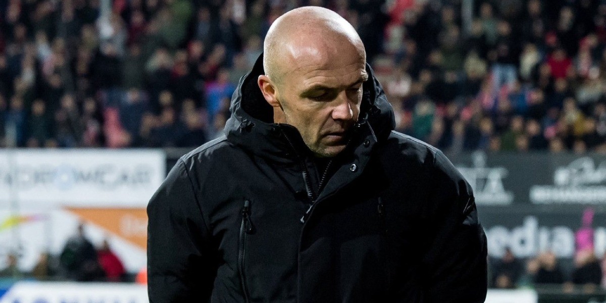 Alfred Schreuder deja de ser director técnico del Ajax