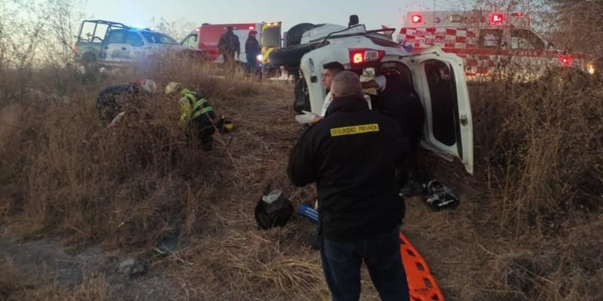 Vuelca camioneta con guardias de seguridad, hay cinco lesionados