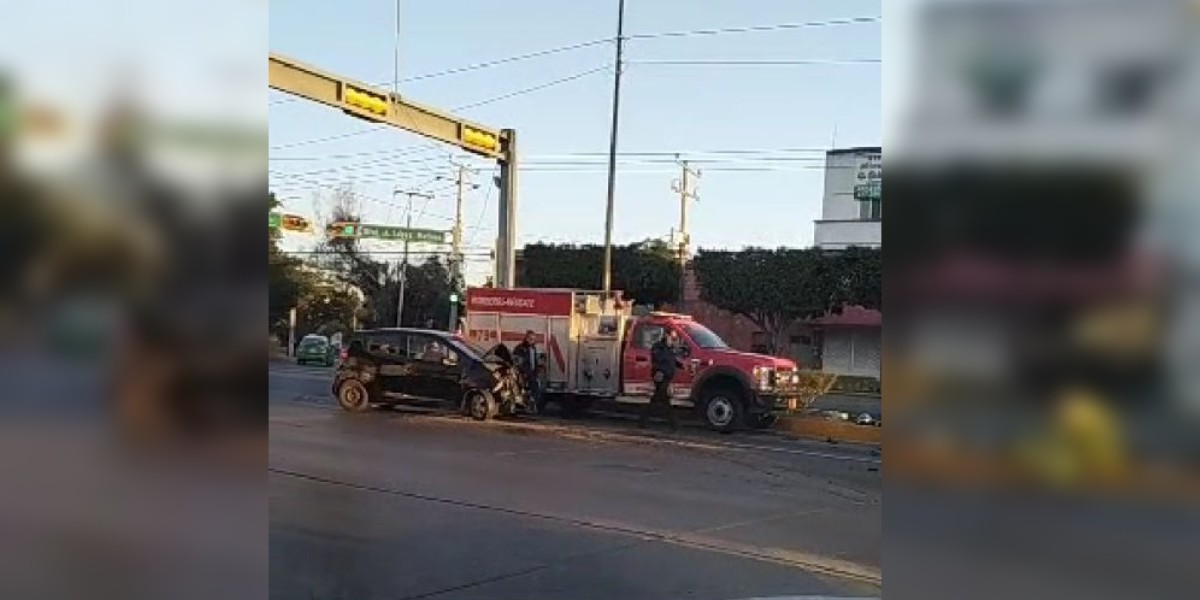 Bombero resulta lesionado tras choque en López Mateos; iba a atender explosión de pipa