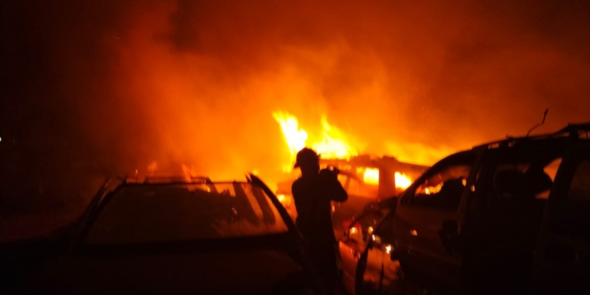 Arde yonke y se consumen varios autos 