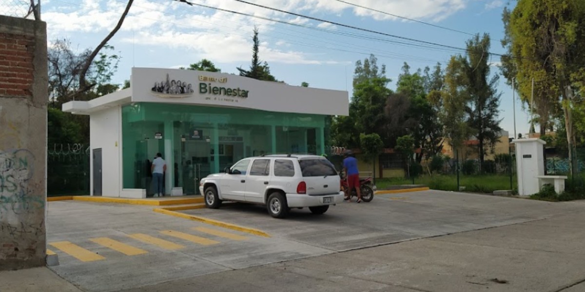 Leoneses hacen largas filas en busca de apoyo en Banco del Bienestar