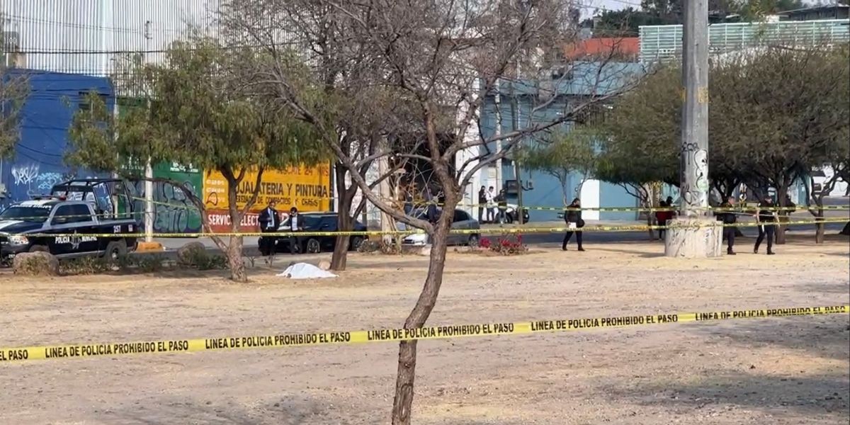 Matan a hombre que caminaba con su esposa en Los Laureles