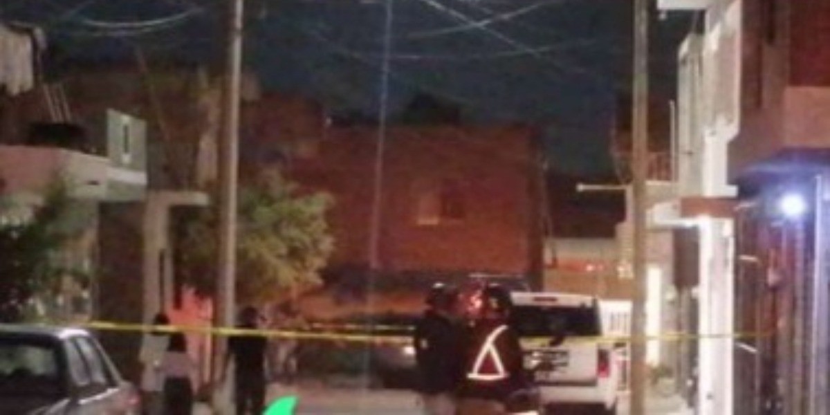 Lesionan a papá y a su hijo menor a balazos cuando caminaban en la calle