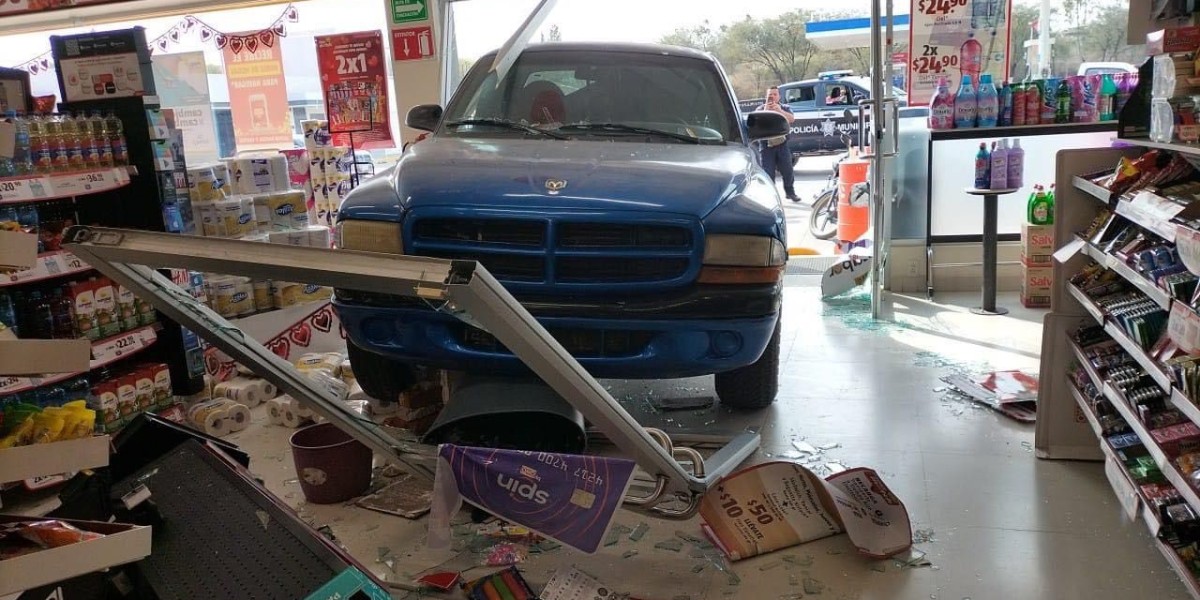 ¿Autoservicio? Camioneta se mete a tienda Oxxo en Guanajuato