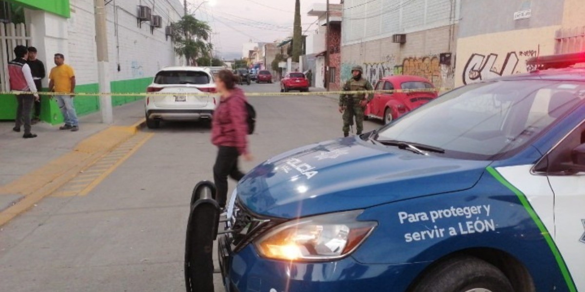 Balean a joven mientras platicaba en la calle