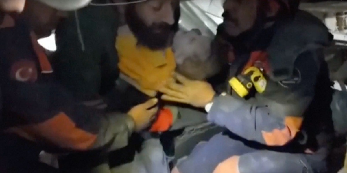 ¡Impresionante! Salvan a bebé que estuvo 70 horas bajo escombros en Turquía