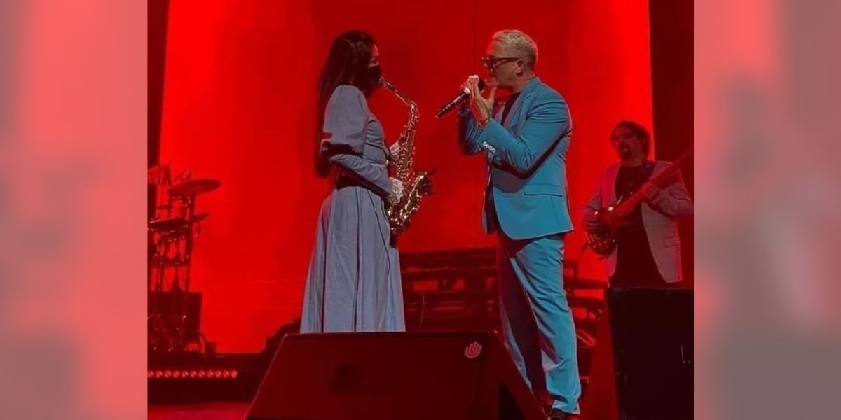 Toca saxofonista sobreviviente a ataque con ácido en concierto de Alejandro Sanz