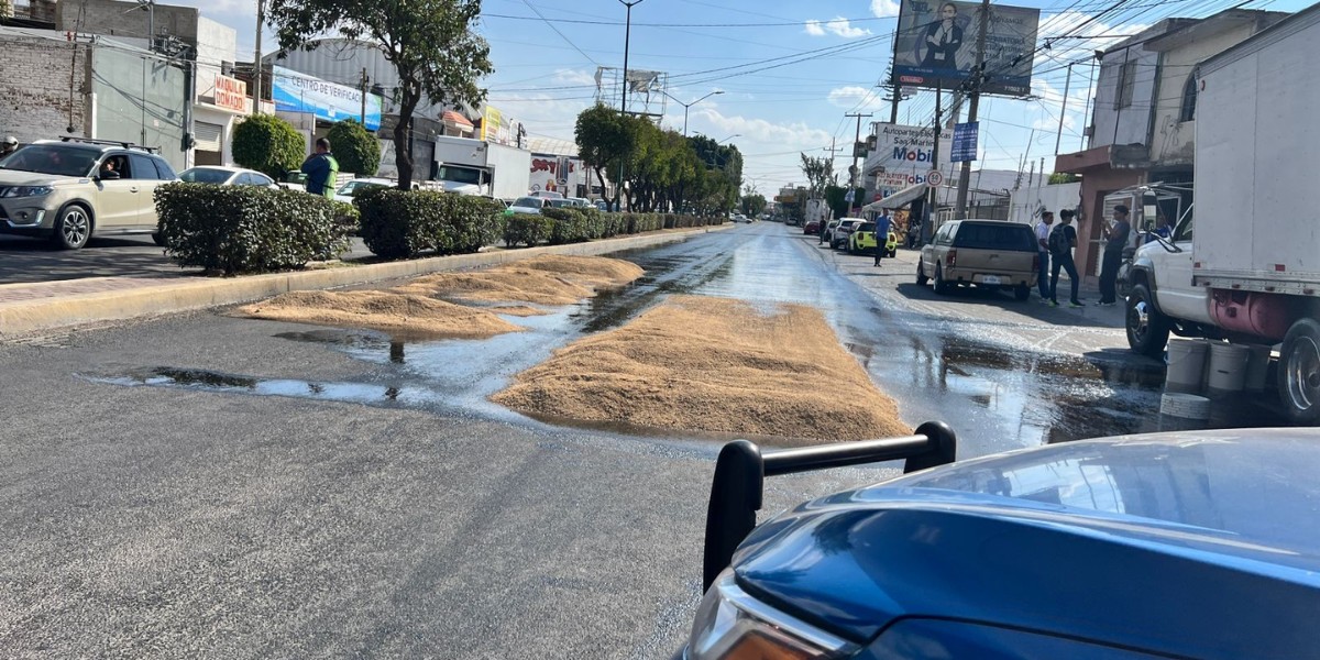 Cierran accesos a Torres Landa por derrame de manteca; no hubo lesionados