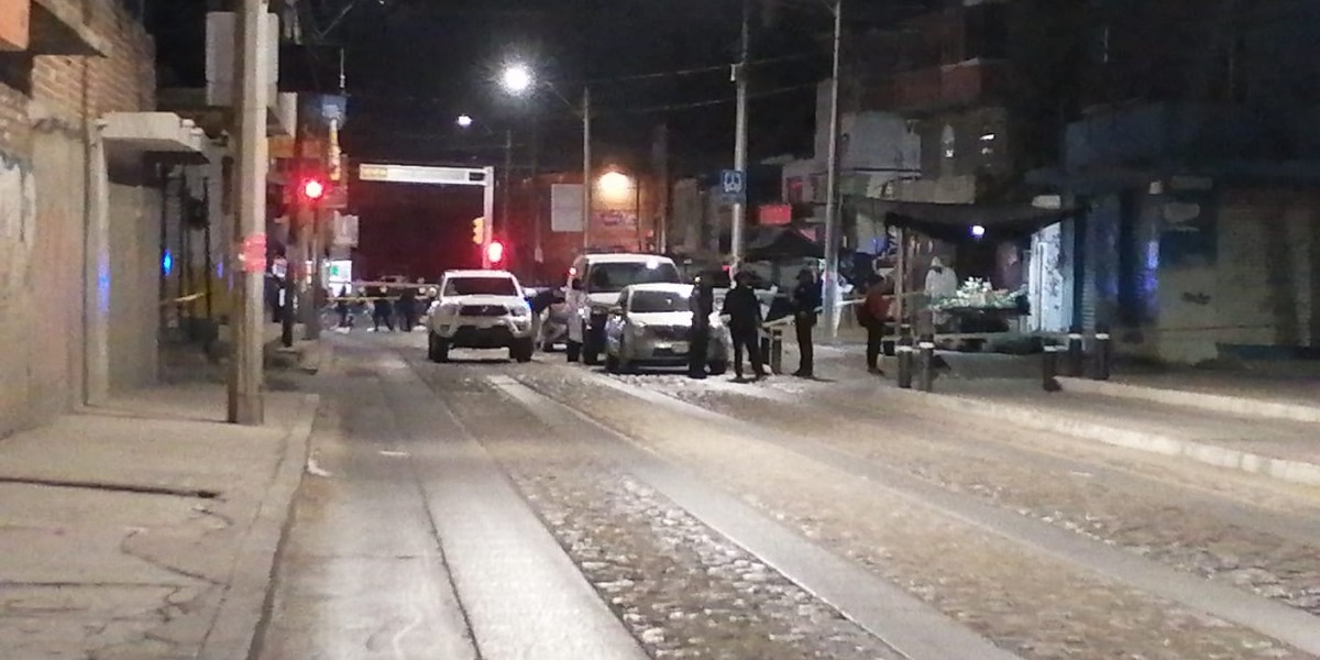 Asesinan a hombre en la San Francisco de Asís; sus agresores viajaban en una moto