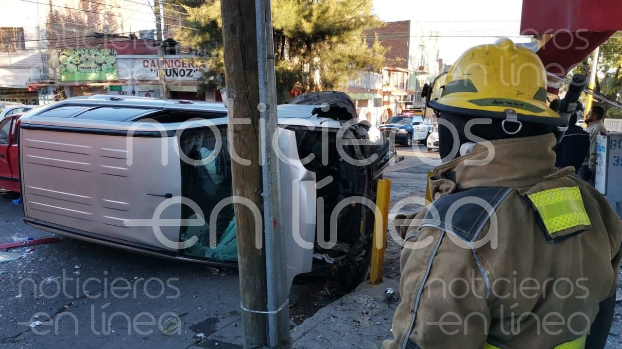Vuelca camioneta en choque con Atos en la colonia Industrial