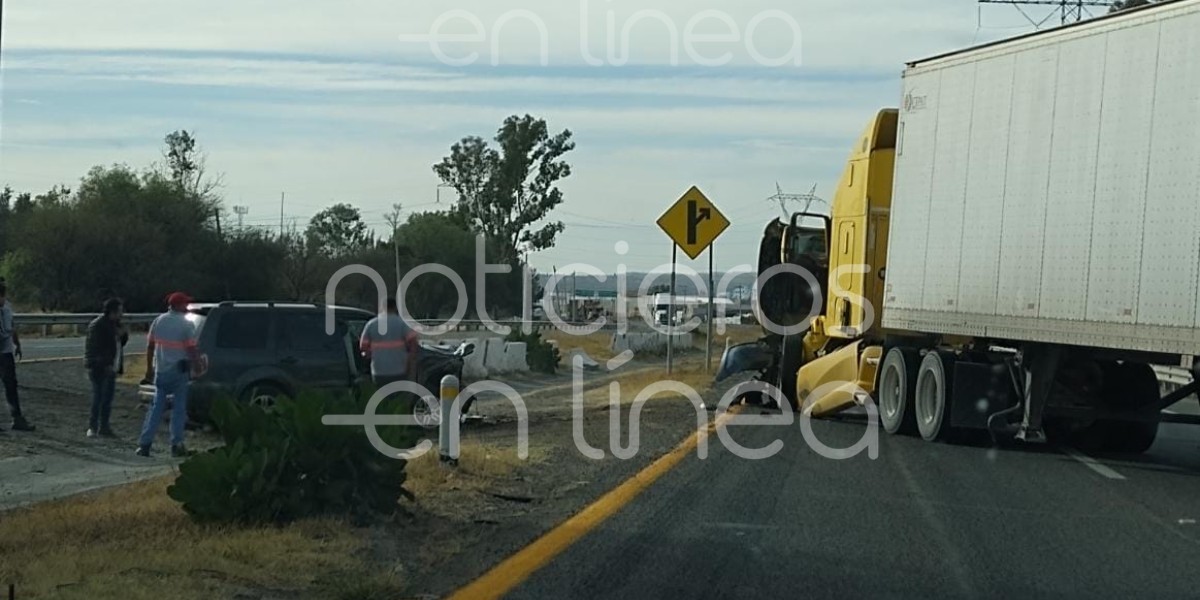 Tráiler choca contra camioneta en la León-Aguascalientes, cerca de Central de Abastos