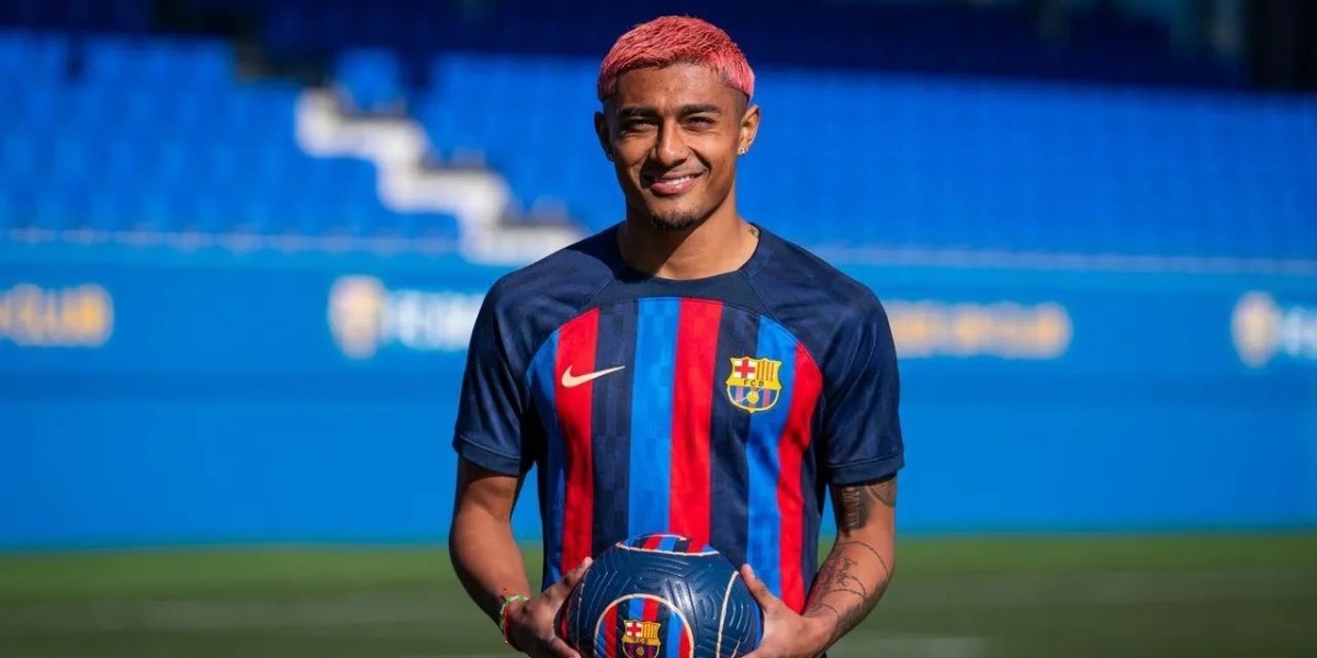 Julián Araujo ya está en Barcelona