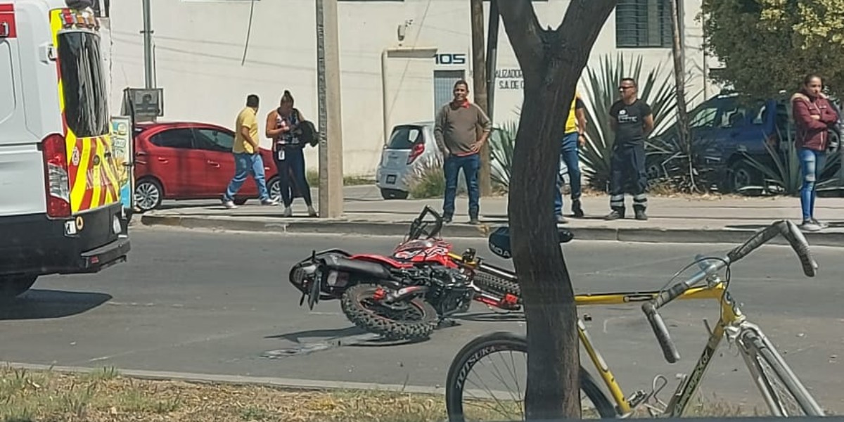Familia que viajaba en moto se accidenta en bulevar Morelos; muere padre e hija