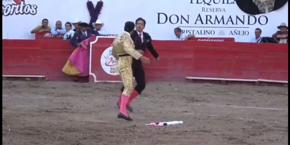 Video: Se agarran toreros a golpes ¡en pleno redondel!