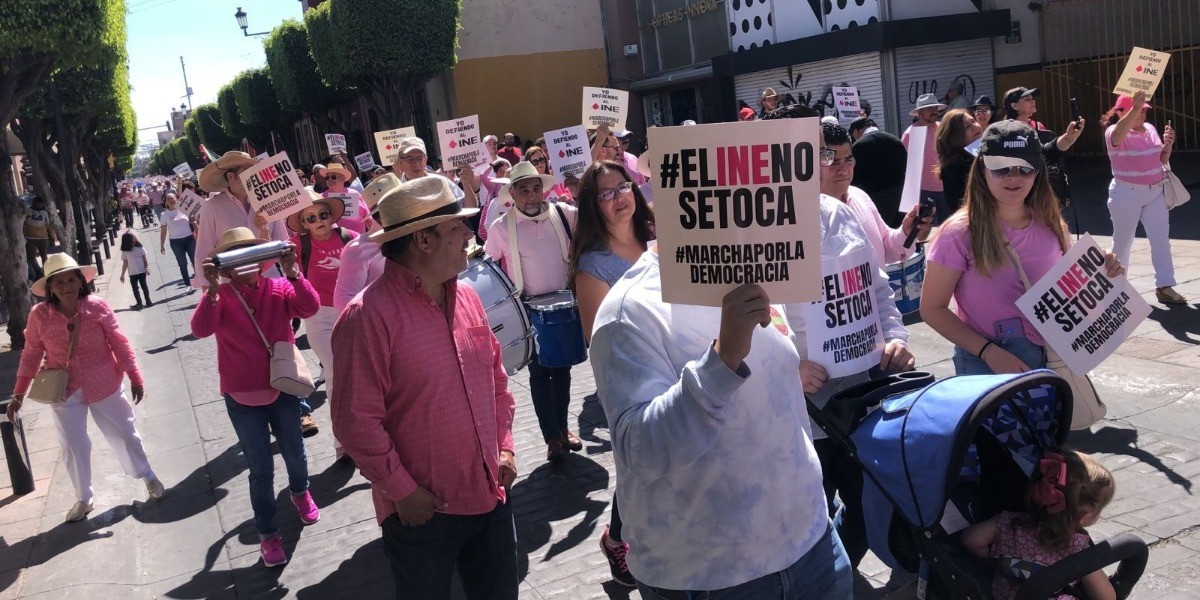 Marchan 12 mil personas en defensa del INE en León