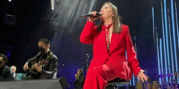 Abuchean a Ana Gabriel por hablar de la marcha del INE, se molesta y anuncia su retiro