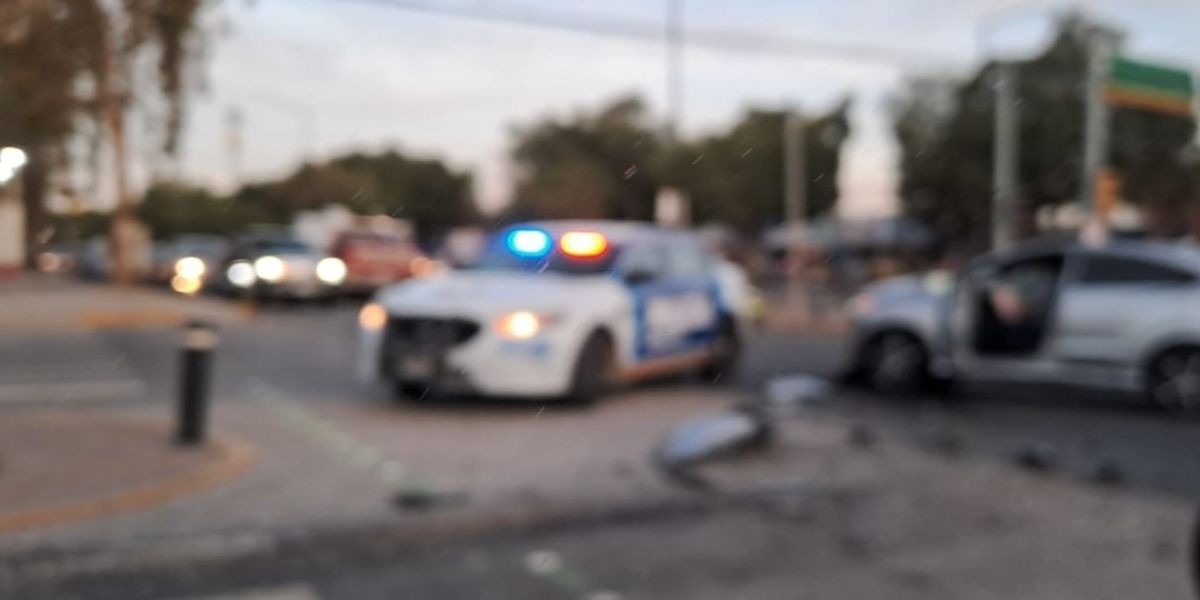 Ignora conductor luz roja del semáforo y causa choque en Vértiz Campero