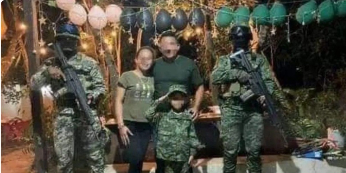 Niño celebra fiesta con temática del Ejército ¡y llegan soldados  a felicitarlo!
