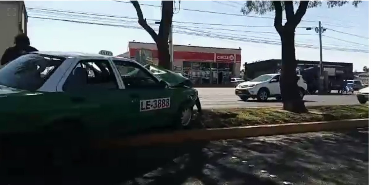 Choque de taxi en Vía Alta provoca tráfico en carril de alta velocidad