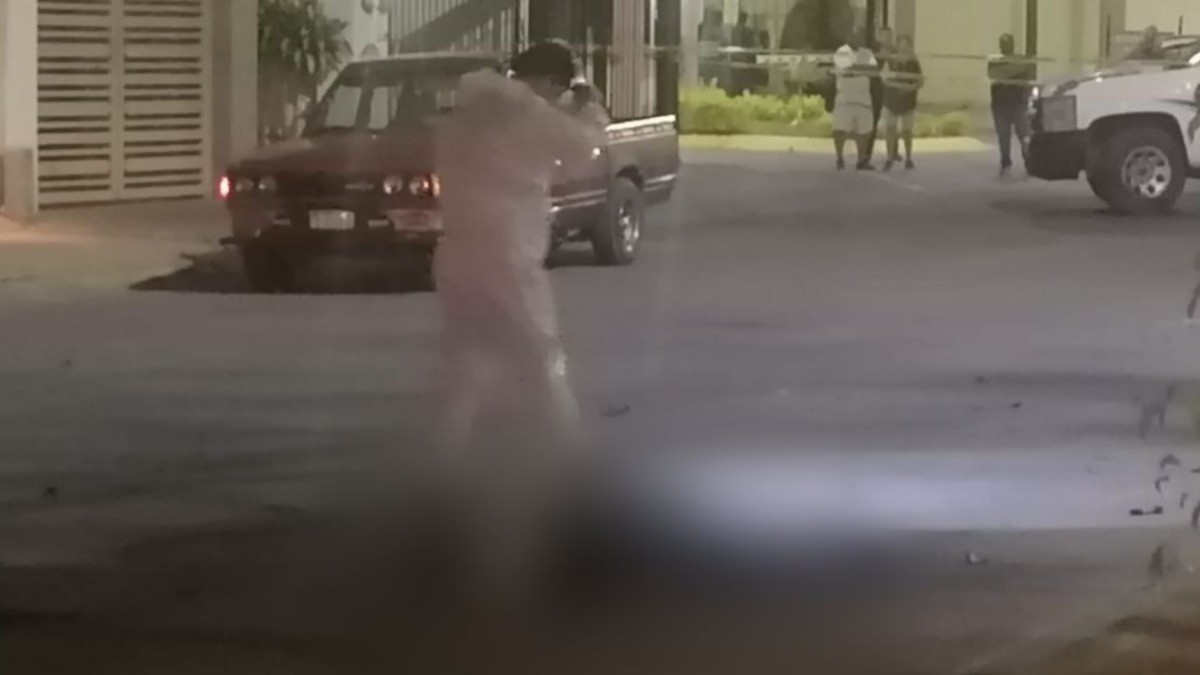 Atropella y mata motociclista a peatón en Brisas del Lago 