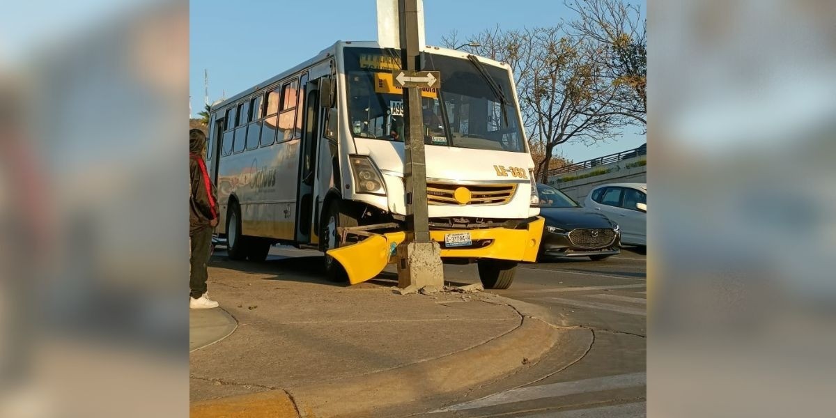 Camión urbano choca contra poste; se habría quedado sin frenos 