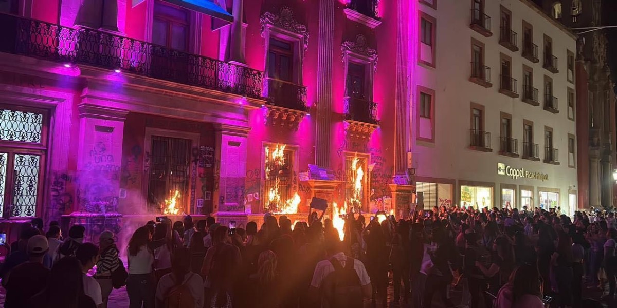 Incendian fachada de la Presidencia Municipal de León en marcha 8M