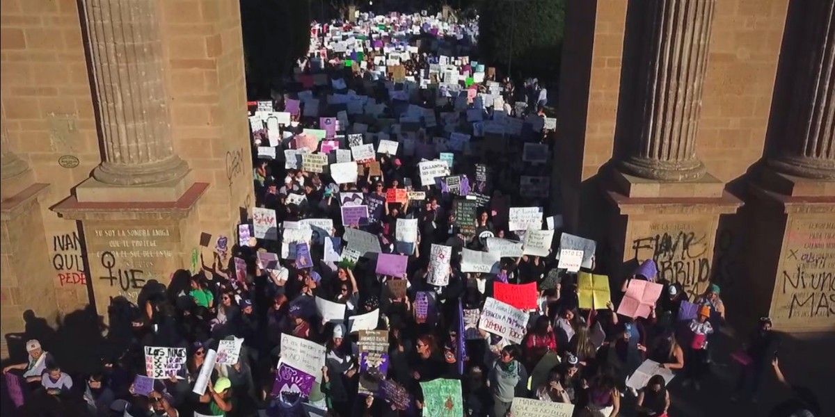 Con 2 feminicidios recientes, marchan al menos 12 mil mujeres en León en el 8M