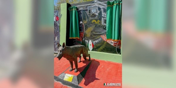 Develan estatua, placa y mural en honor a 'Proteo'