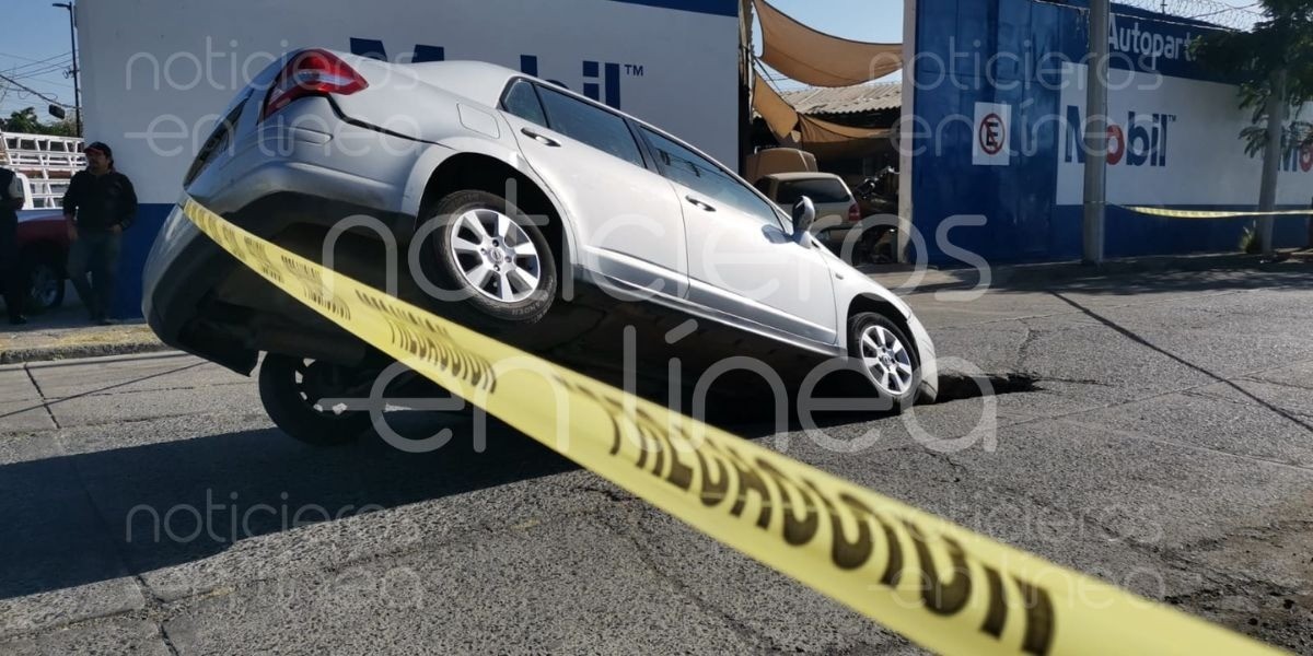 Cae auto a socavón en el fraccionamiento Guadalupe