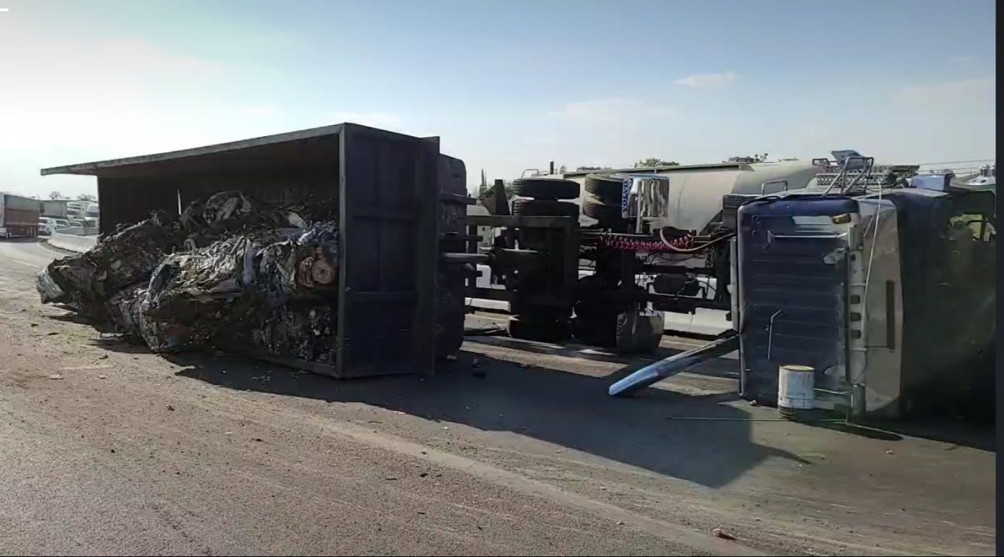 Volcadura de tráiler en la carretera León-Silao provoca intenso tráfico