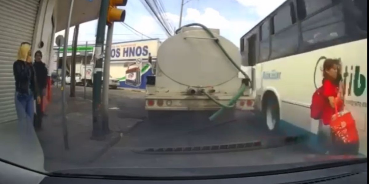 Camión que casi atropella a mujer en León no iba a exceso de velocidad: transportistas
