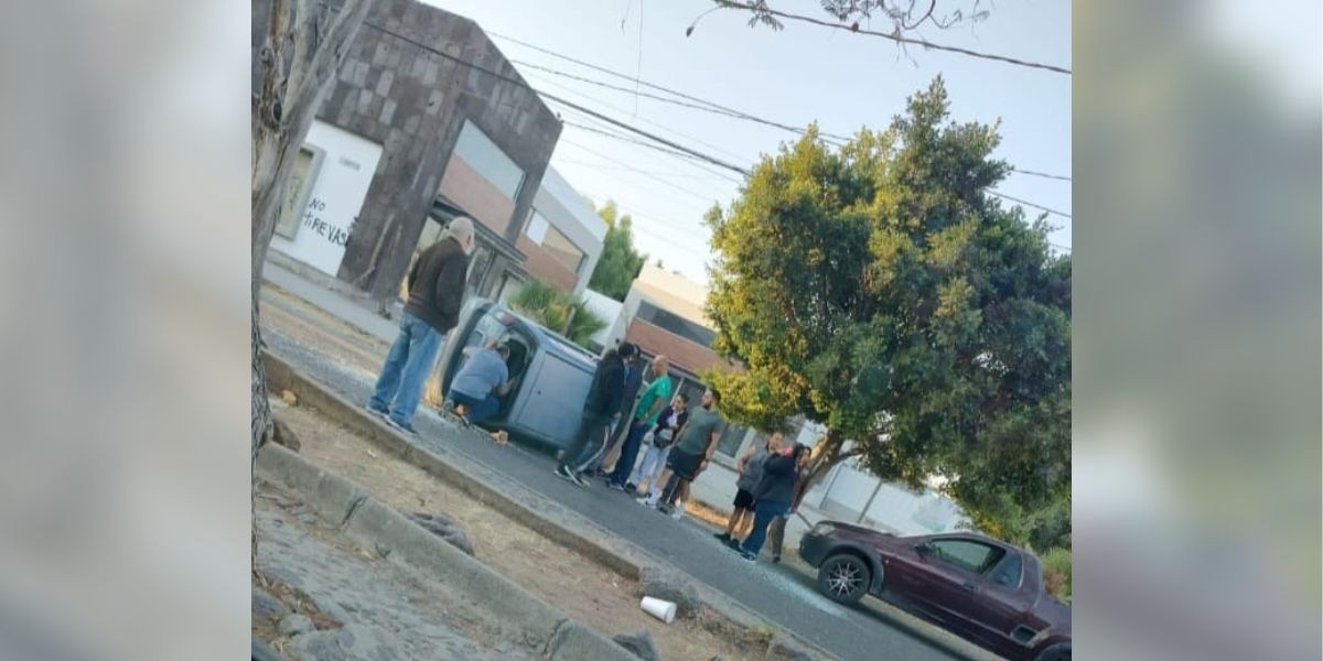 Vuelca en la Nicaragua por culpa de conductor que se pasó luz roja