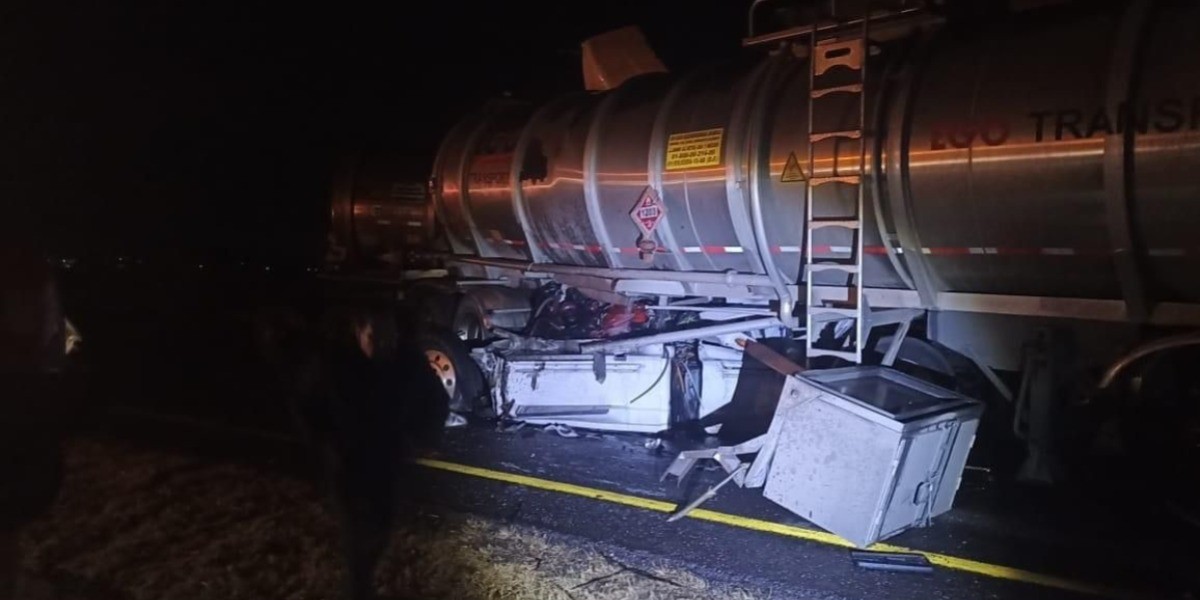 Choque de pipa y tráiler en Pénjamo deja un muerto