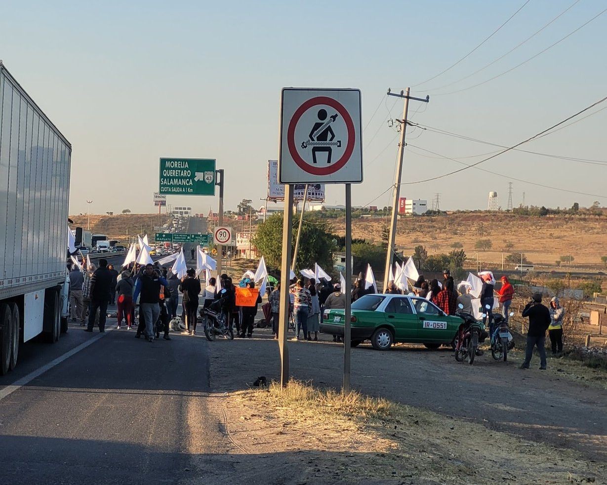 Personas bloquean la carretera Irapuato – Silao